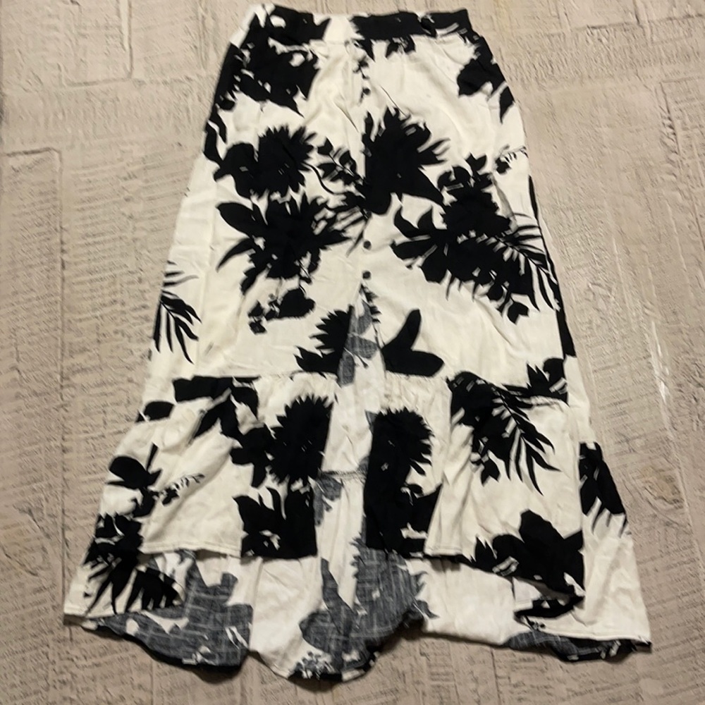 Zara maxi skirt is brand new